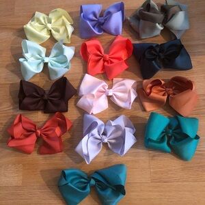 Lot of 13 big bows with alligator clips In EUC